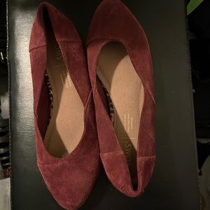 Cute flats, in burgundy color